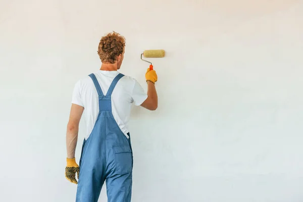 Painting Walls Young Man Working Uniform Construction Daytime — Stock Photo, Image