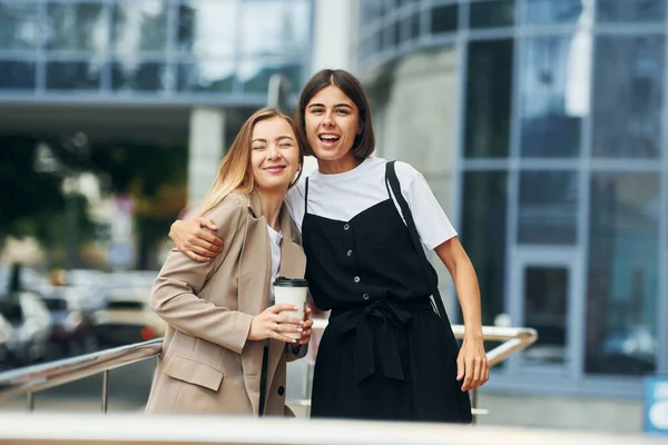 Buenos Amigos Las Mujeres Ropa Formal Están Aire Libre Ciudad —  Fotos de Stock