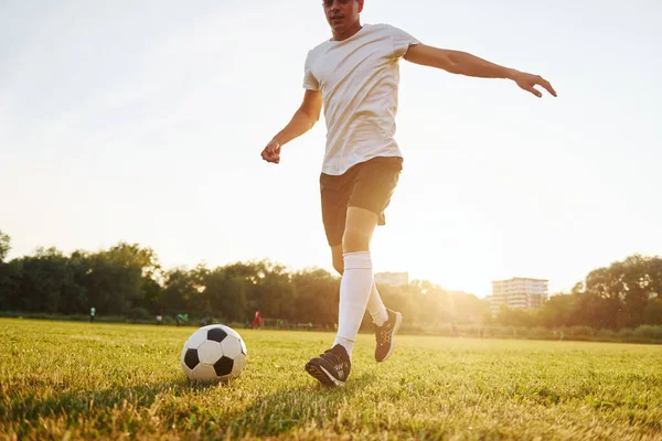 Biegnie Piłką Młody Piłkarz Trenuje Boisku Sportowym — Zdjęcie stockowe