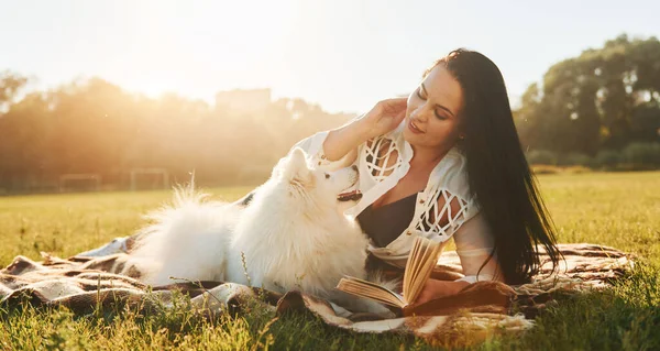 Tempo Quente Mulher Com Seu Cão Está Divertindo Campo Dia — Fotografia de Stock