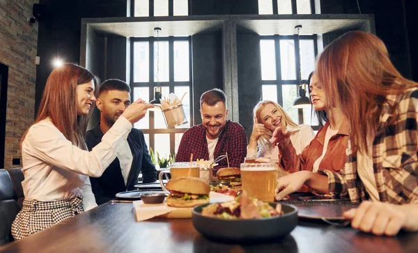 Abiti Casual Gruppo Giovani Amici Seduti Insieme Bar Con Birra — Foto Stock