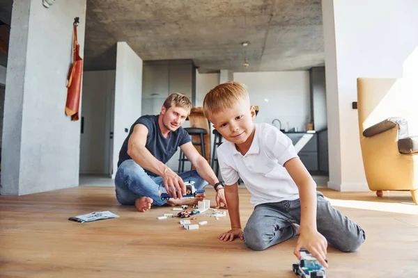 Giocare Con Costruttore Padre Figlio Sono Casa Insieme — Foto Stock