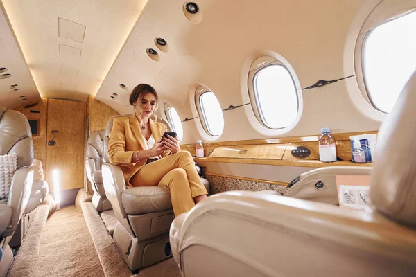 Жінка Жовтому Одязі Сидить Всередині Приватного Літака — стокове фото