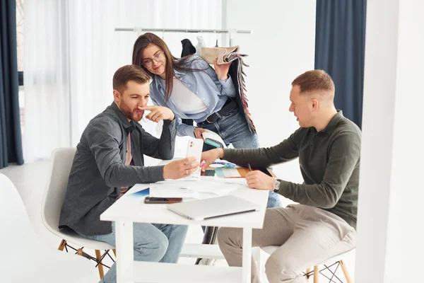 Grupo Personas Trabaja Oficina Sentado Junto Mesa — Foto de Stock