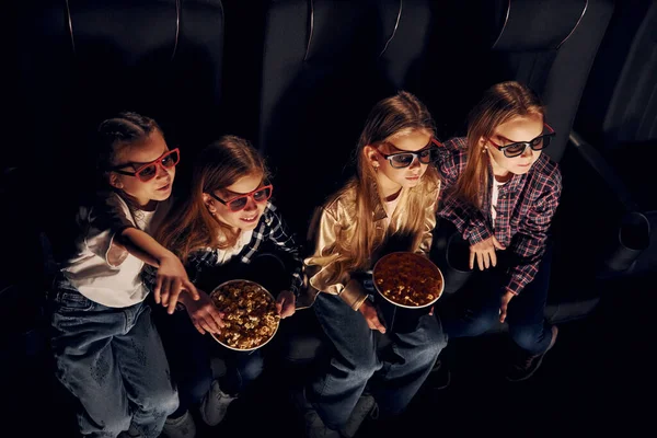 Arkadaşlar Birlikte Film Izliyor Sinemada Oturan Bir Grup Çocuk — Stok fotoğraf