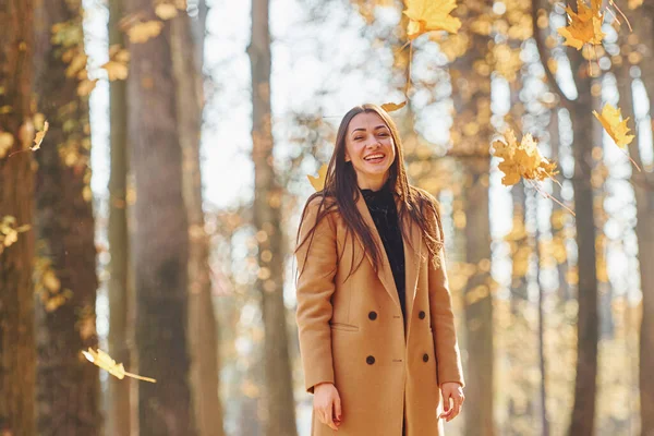 Bom Humor Mulher Casaco Tem Caminhada Floresta Outono — Fotografia de Stock