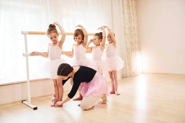 Trabalhar Com Treinador Pequenas Bailarinas Preparando Para Desempenho Praticando Movimentos — Fotografia de Stock