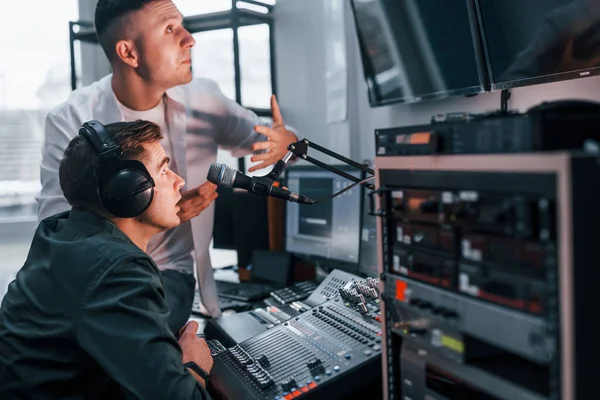 Концепція Командної Роботи Два Хлопці Приміщенні Радіостудії Зайняті Трансляцією — стокове фото