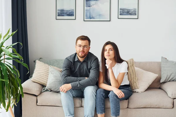 夫妻二人一起坐在客厅的沙发上 — 图库照片