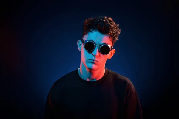 Vor Schwarzem Hintergrund Neonbeleuchtung Junger Europäischer Mann Ist Dunklen Studio — Stockfoto