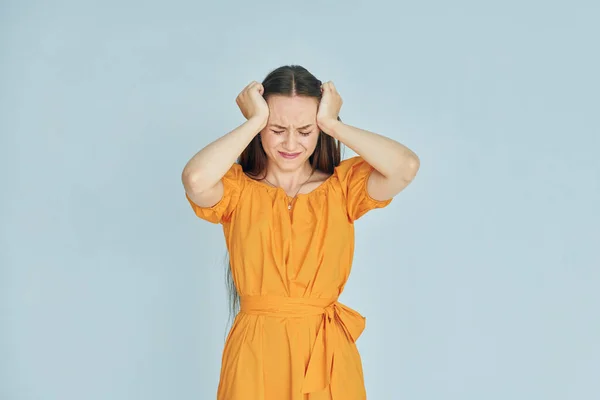 Feels Pain Young Woman Casual Clothes Standing Indoors Studio — Stock Photo, Image