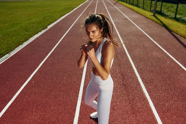 Üben Von Kampftechniken Junge Frau Sportlicher Kleidung Trainiert Freien — Stockfoto