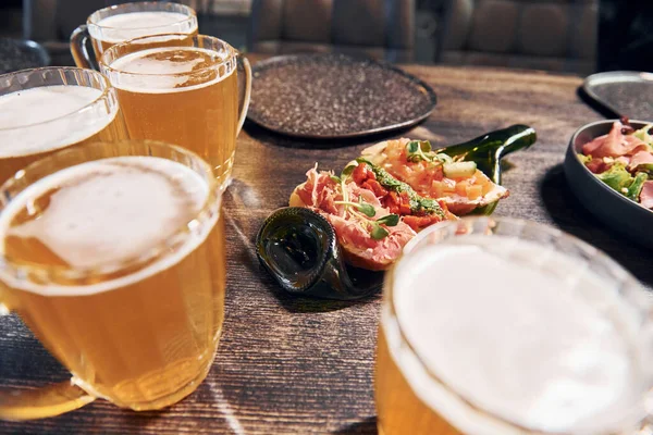 Masadaki Yemek Biranın Manzarasını Kapat — Stok fotoğraf