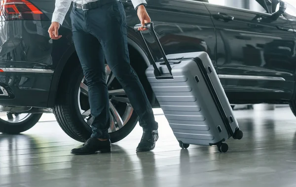 Partical View Man Formal Clothes Luggage Indoors Car — Stock Photo, Image