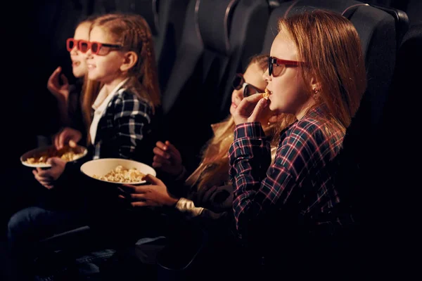 Brillen Gruppe Von Kindern Sitzt Kino Und Schaut Gemeinsam Film — Stockfoto