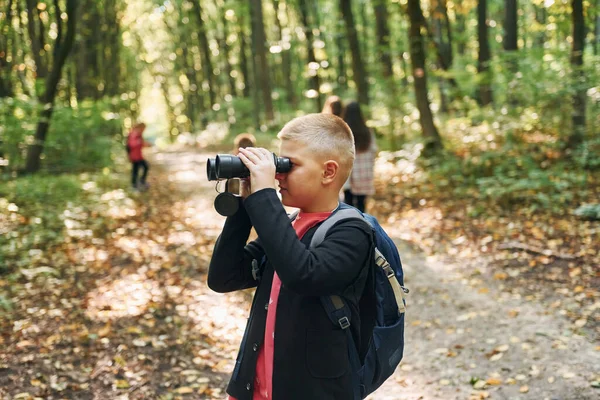 Att Upptäcka Nya Platser Barn Grön Skog Sommaren Dagtid Tillsammans — Stockfoto