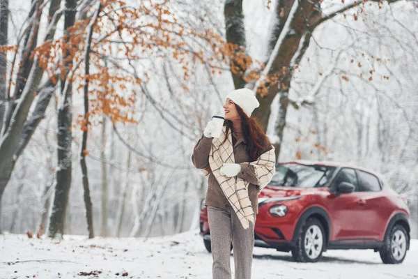 Bäume Sind Mit Schnee Bedeckt Schöne Junge Frau Steht Winter — Stockfoto