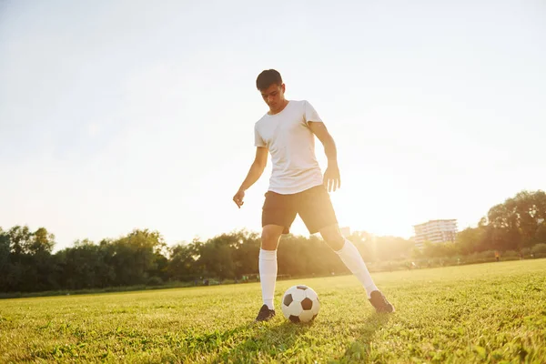 Прекрасное Солнце Молодой Футболист Тренируется Спортивном Поле — стоковое фото