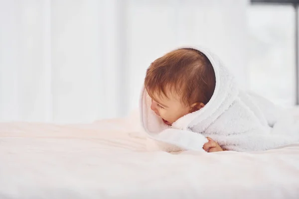 Białym Ręcznikiem Cute Little Baby Jest Wewnątrz Pokoju Domowym — Zdjęcie stockowe