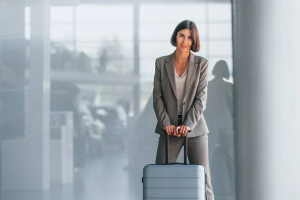 Posieren Für Eine Kamera Frau Mit Gepäck Steht Drinnen Konzeption — Stockfoto