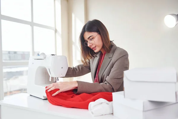 Costurera Trabaja Con Tela Roja Mujer Joven Con Ropa Formal — Foto de Stock