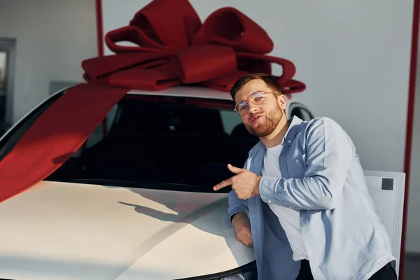 Automobile Coperto Nastro Regalo Uomo Successo Occhiali Piedi Vicino Auto — Foto Stock