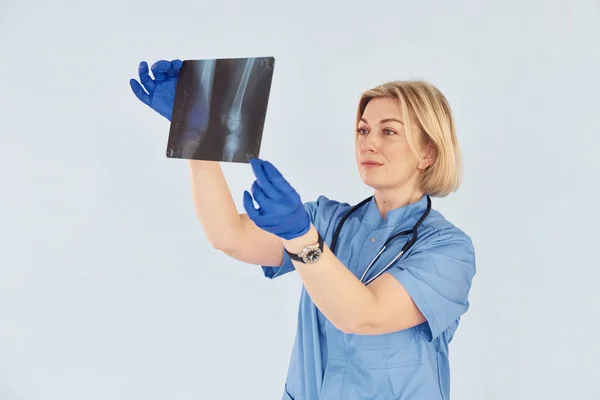 Tiene Radiografia Medico Donna Professionista Mezza Età Uniforme Con Stetoscopio — Foto Stock