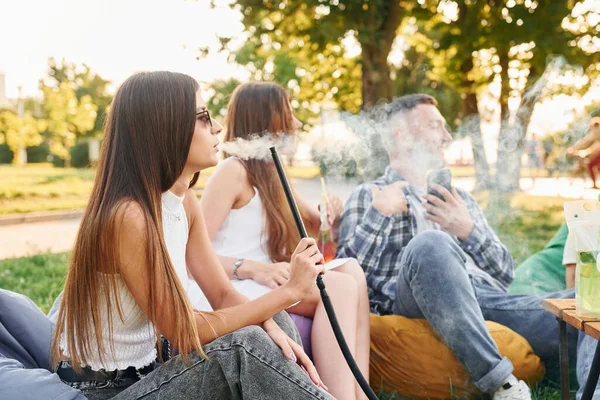 Assis Fumant Narguilé Groupe Jeunes Font Une Fête Dans Parc — Photo