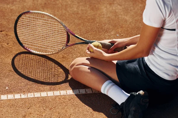 Suelo Jugadora Tenis Femenina Está Cancha Durante Día — Foto de Stock