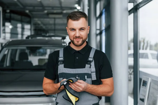 Wiping Hands Man Uniform Working Autosalon Daytime — Stock Photo, Image