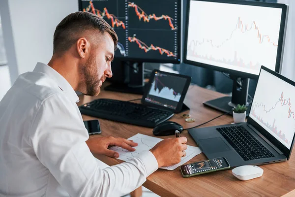 Tecnologie Moderne Giovane Uomo Affari Abiti Formali Ufficio Con Più — Foto Stock