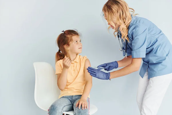 Menina Camisa Amarela Médico Uniforme Fazendo Vacinação Para Paciente — Fotografia de Stock