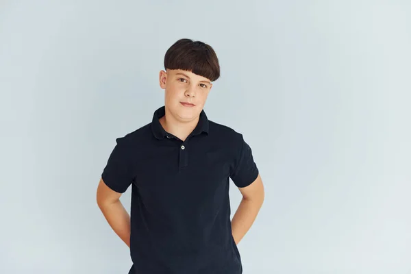 Porträt Eines Kleinen Jungen Schwarzem Hemd Der Vor Weißem Hintergrund — Stockfoto