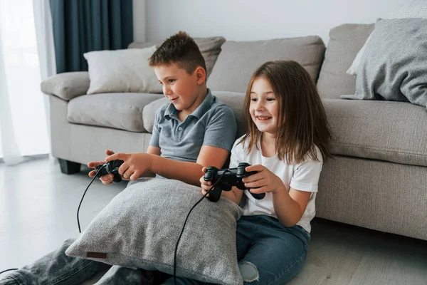 Giocare Videogiochi Bambini Divertono Nella Stanza Domestica Giorno Insieme Foto Stock Royalty Free
