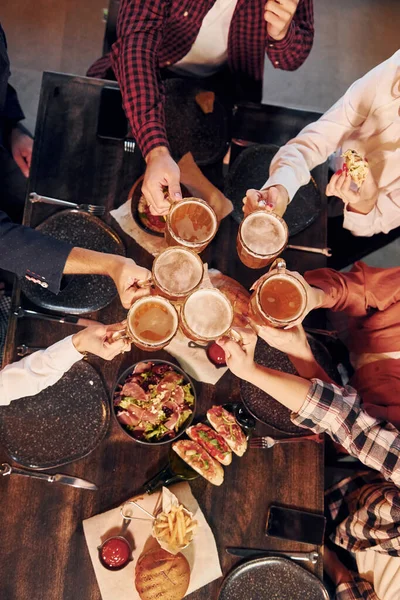 Emociones Alegres Grupo Jóvenes Amigos Sentados Juntos Bar Con Cerveza Fotos de stock