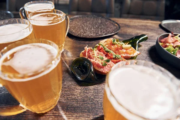 Nahaufnahme Von Essen Und Bier Auf Dem Tisch lizenzfreie Stockfotos