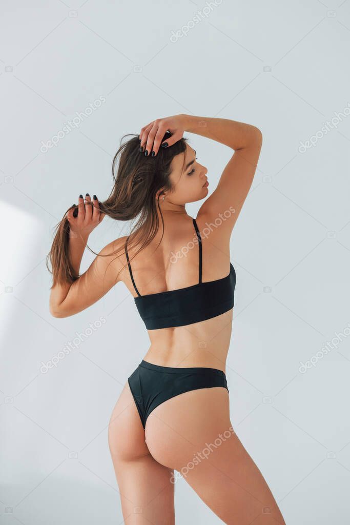Mujeres enseñando ropa interior hotsell