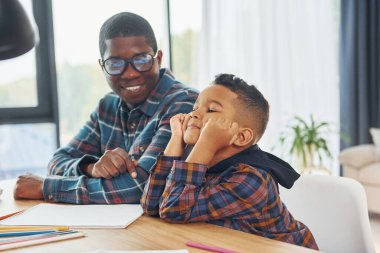 Neşeli bir aile. Afrikalı Amerikalı baba ve küçük oğlu evde..