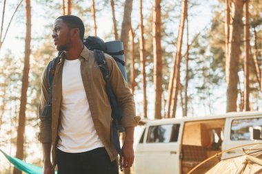 Doğanın tadını çıkarıyorum. İnsan yazın gündüz vakti ormanda tek başına dolaşır..