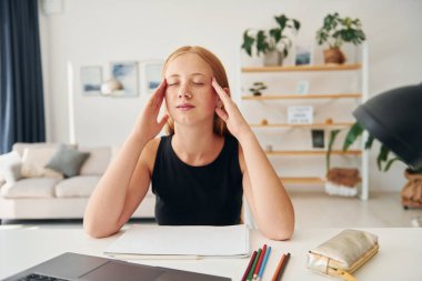 Başım ağrıyor. Sarışın bir genç kız gündüz evde..