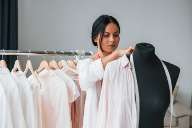 Moda anlayışı. Terzi odasında, farklı kıyafetlerle..