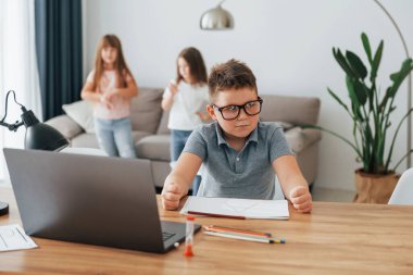 Çocuğun bir derse ihtiyacı var. Çocuklar gündüz vakti evlerinde eğleniyorlar..