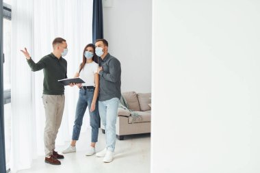 Adam, genç çifte daire seçmesinde yardım ediyor..