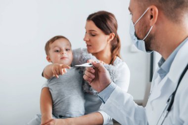 Nitelikli yardım. Beyaz önlüklü iki doktor klinikte birlikte çalışıyorlar..