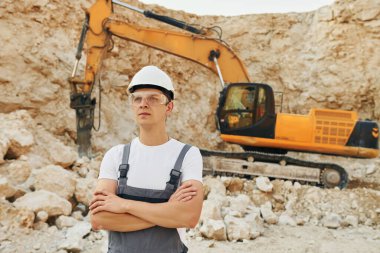 Büyük kariyer. Gündüz vakti profesyonel üniformalı işçiler ödünç alma çukurundalar..