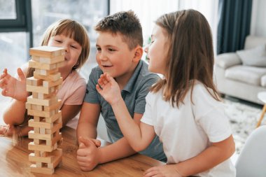Bir kule inşa ediyorum. Oyun oynuyorum. Çocuklar gündüz vakti evlerinde eğleniyorlar..