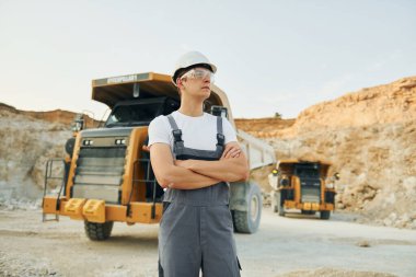 Gri renkli üniformalı. Gündüz vakti profesyonel üniformalı işçiler ödünç alma çukurundalar..