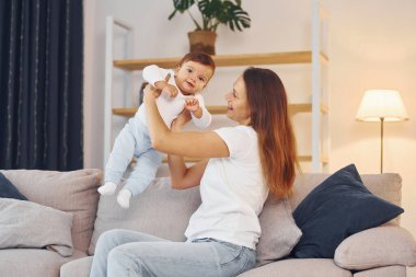 Ebeveynlik kavramı. Anne ve küçük kızı evde birlikteler..