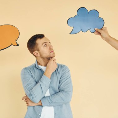 İki fikir düşünüyorum. Stüdyoda duran adam mesaj için boş tabelalarla.