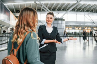 Geçiş prosedürü. Genç bayan turist gündüz vakti havaalanında..